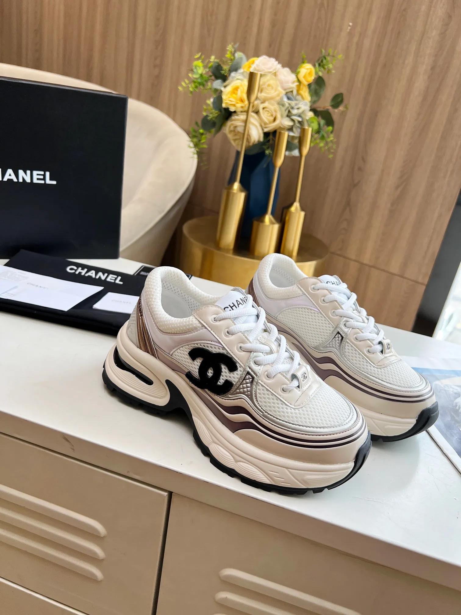 👟👟Ex-factory price 640👟👟 chanel Chanel early spring vacation series latest casual sports shoes silver white, gold white, silver gray, black and red! Incomparably beautiful and easy to wear, very light, the lining is also super soft, super comfortable, the upper is breathable, the color is high-end and durable, versatile. Upper: cowhide and cloth stitching. Inner: breathable mesh. Original foam combination outsole. Size: 35-40.